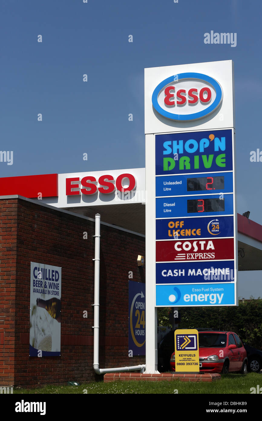 Esso-Tankstelle und vor Lizenz Testkaufunternehmen Laufwerk Birmingham West Midlands Englands Stockfoto