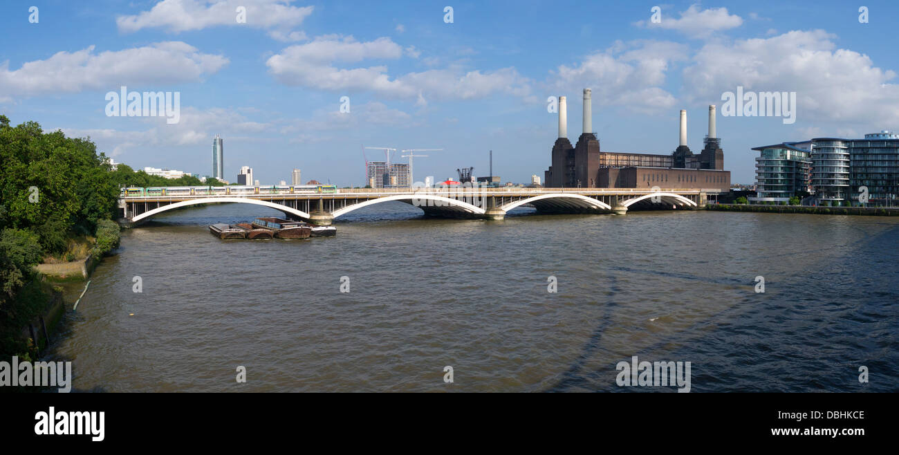 Battersea Eisenbahnbrücke, Kraftwerk und dem Fluss Themse Panorama.  London England. Stockfoto