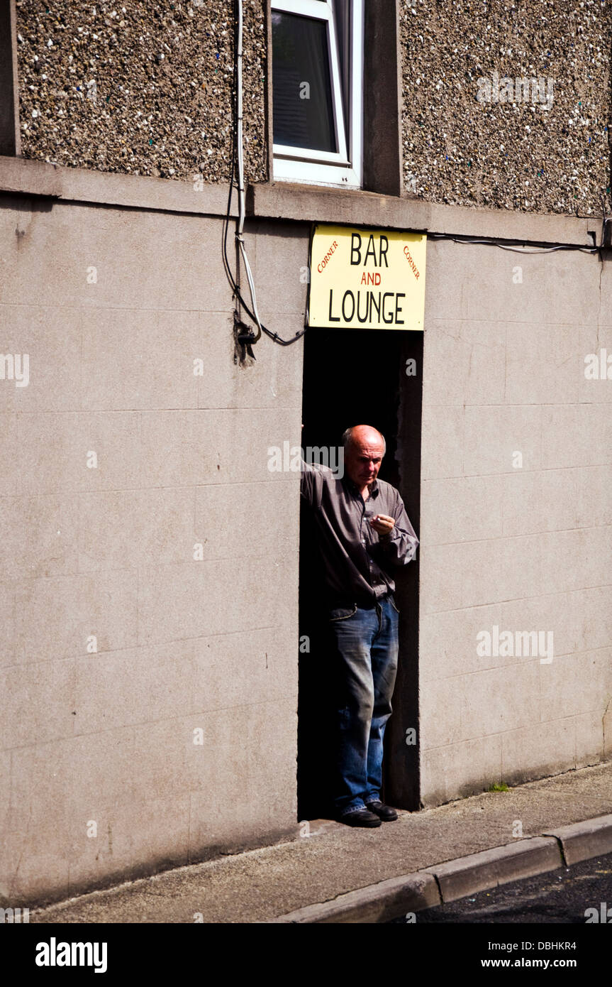 Der Mensch steht vor einer Bar in Dungloe County Donegal Irland Rauchen Stockfoto