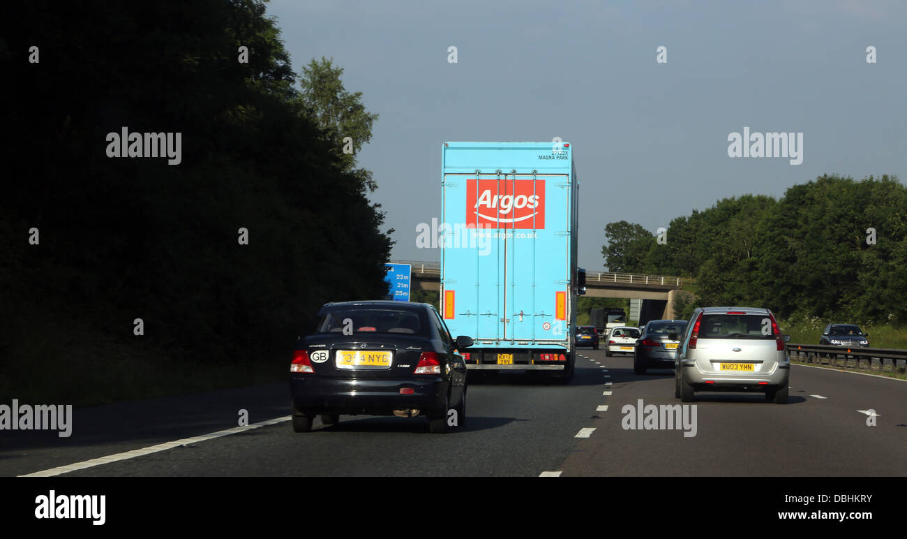 Verkehr auf M40 Autobahn Argos LKW England Stockfoto
