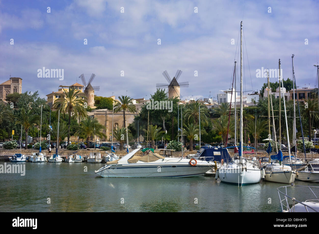 Windmühlen und Boote in Palma De Mallorca, Balearen, Spanien Stockfoto