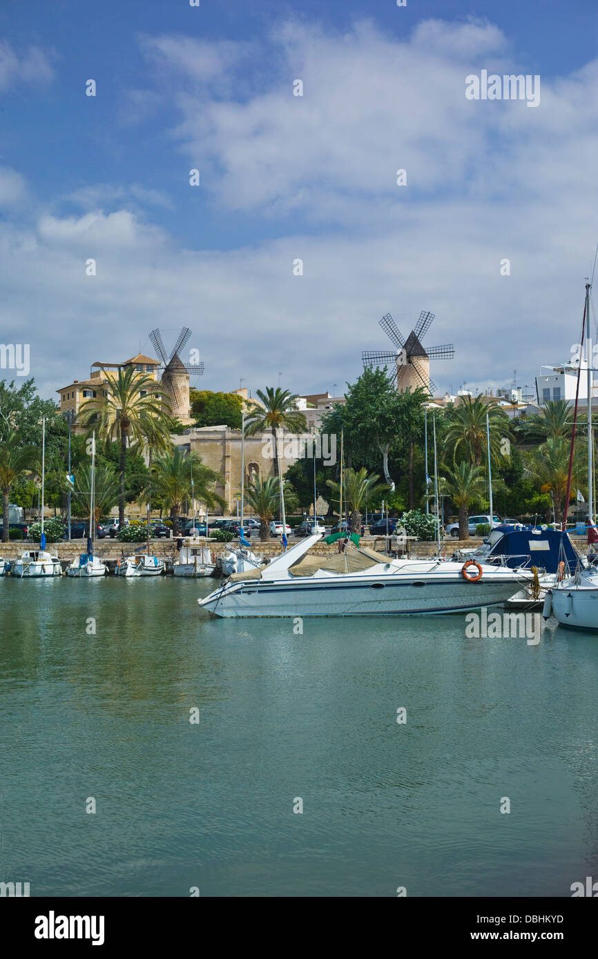 Windmühlen und Boote in Palma De Mallorca, Balearen, Spanien Stockfoto