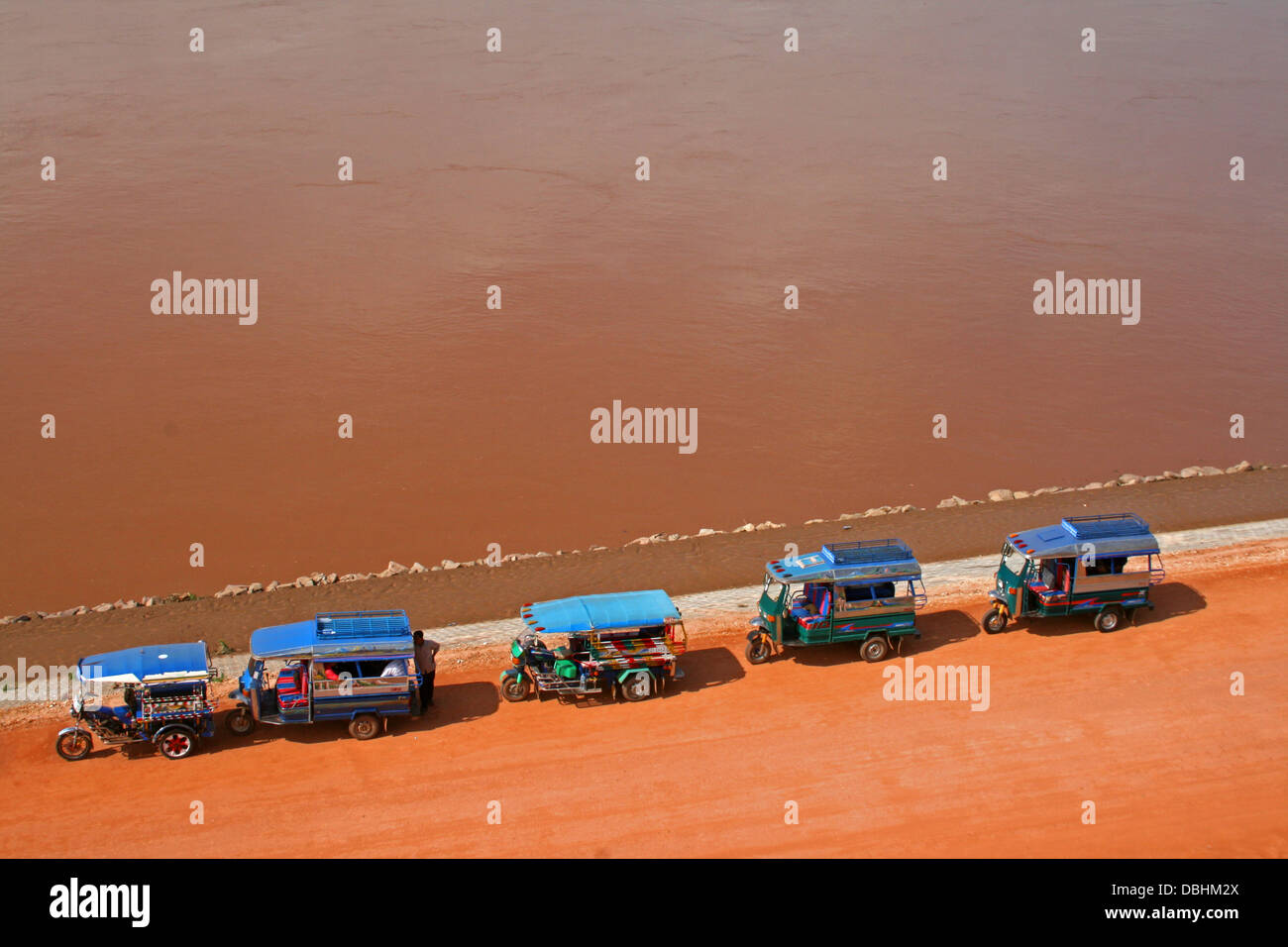 Tuk-Tuks in Vientiene, Laos, am Ufer des Mekong Flusses Stockfoto