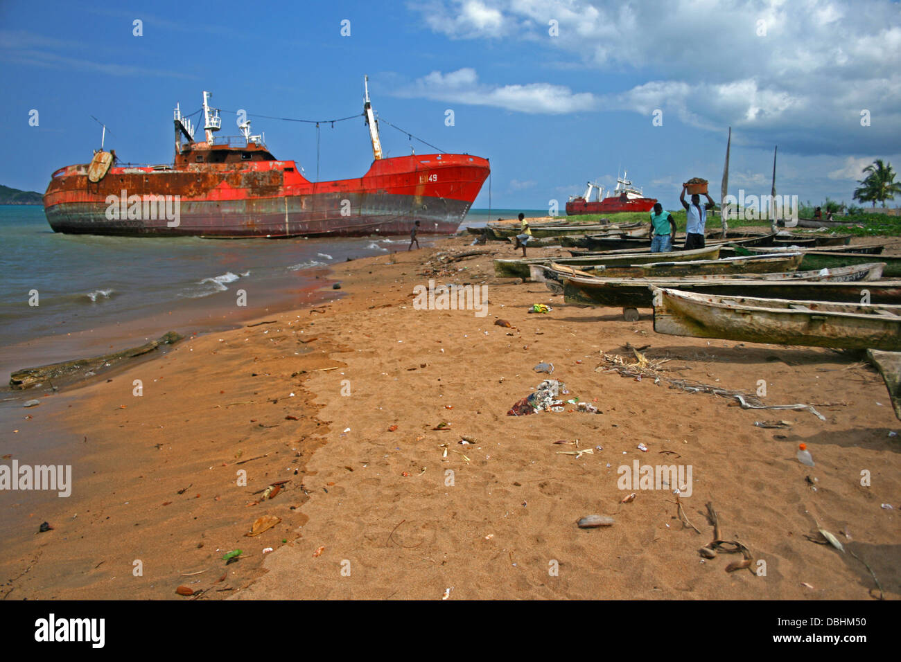 Versunkene und verlassene Schiffe in Sao Tome Island beach Stockfoto