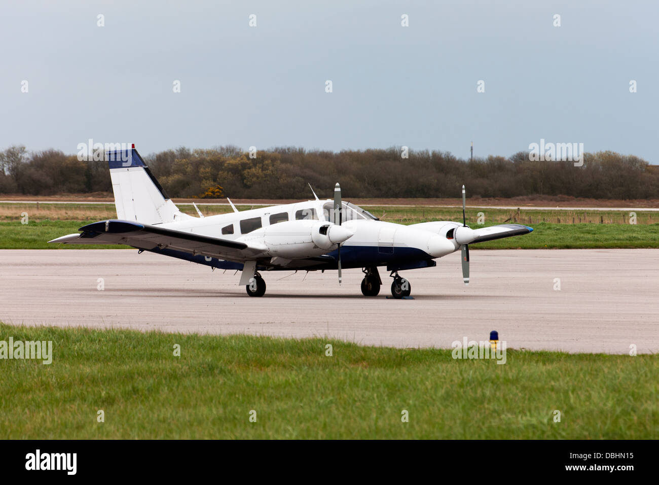 Piper PA-34-200 t Seneca II G-DAZY geparkt auf Asphalt Schürze am Lydd Flughafen Stockfoto