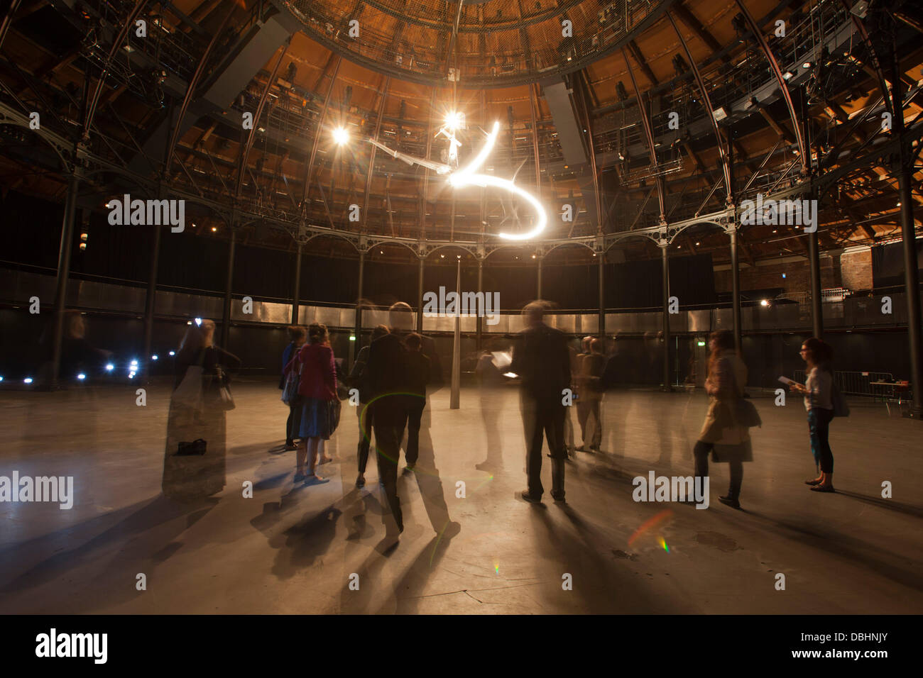 London, UK. 31. Juli 2013. Im Bild: eine Langzeitbelichtung-Ansicht. "Zeitmesser", eine Zeitmessung Gerät von führenden britischen Künstler Conrad Shawcross ist eine eigens in Auftrag gegebene groß angelegte Lichtinstallation als Reaktion auf des Rundhaus ikonischen Main Raum und werden im August 2013 im Rahmen der Bloomberg Sommer im Roundhouse. Tickets werden auf einer Pay-was-Sie-wie Basis, Zugang für alle. Foto: Nick Savage/Alamy Live-Nachrichten Stockfoto