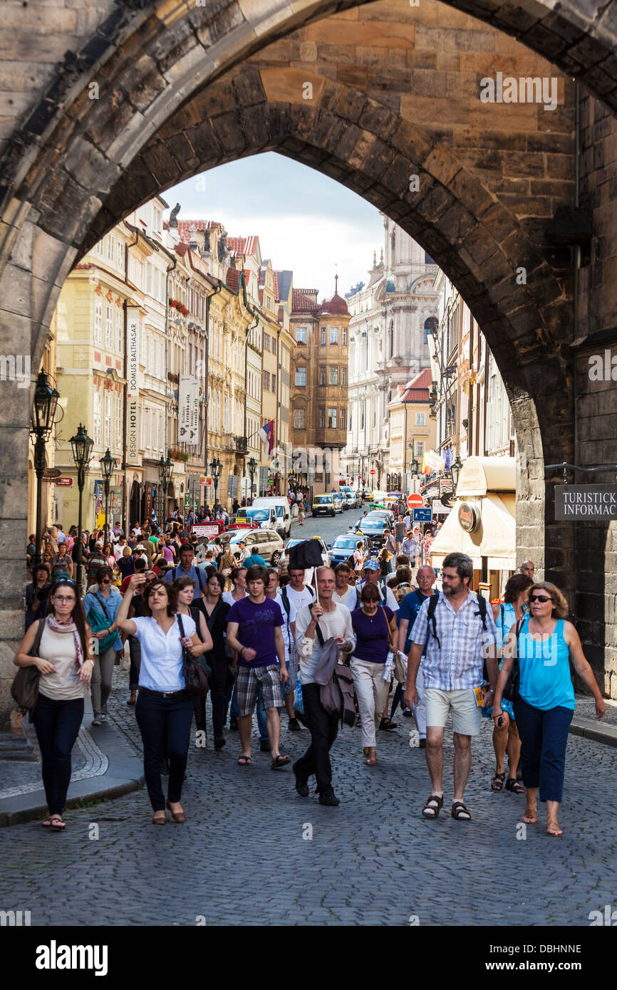 Horden von Touristen zu Fuß auf der Karlsbrücke in Prag Ende Mala Srana (Kleinseite). Stockfoto