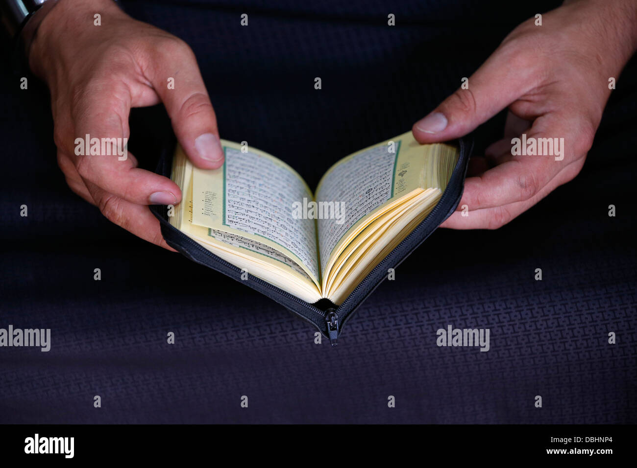 Muslimischen Mann den Koran zu lesen. Stockfoto