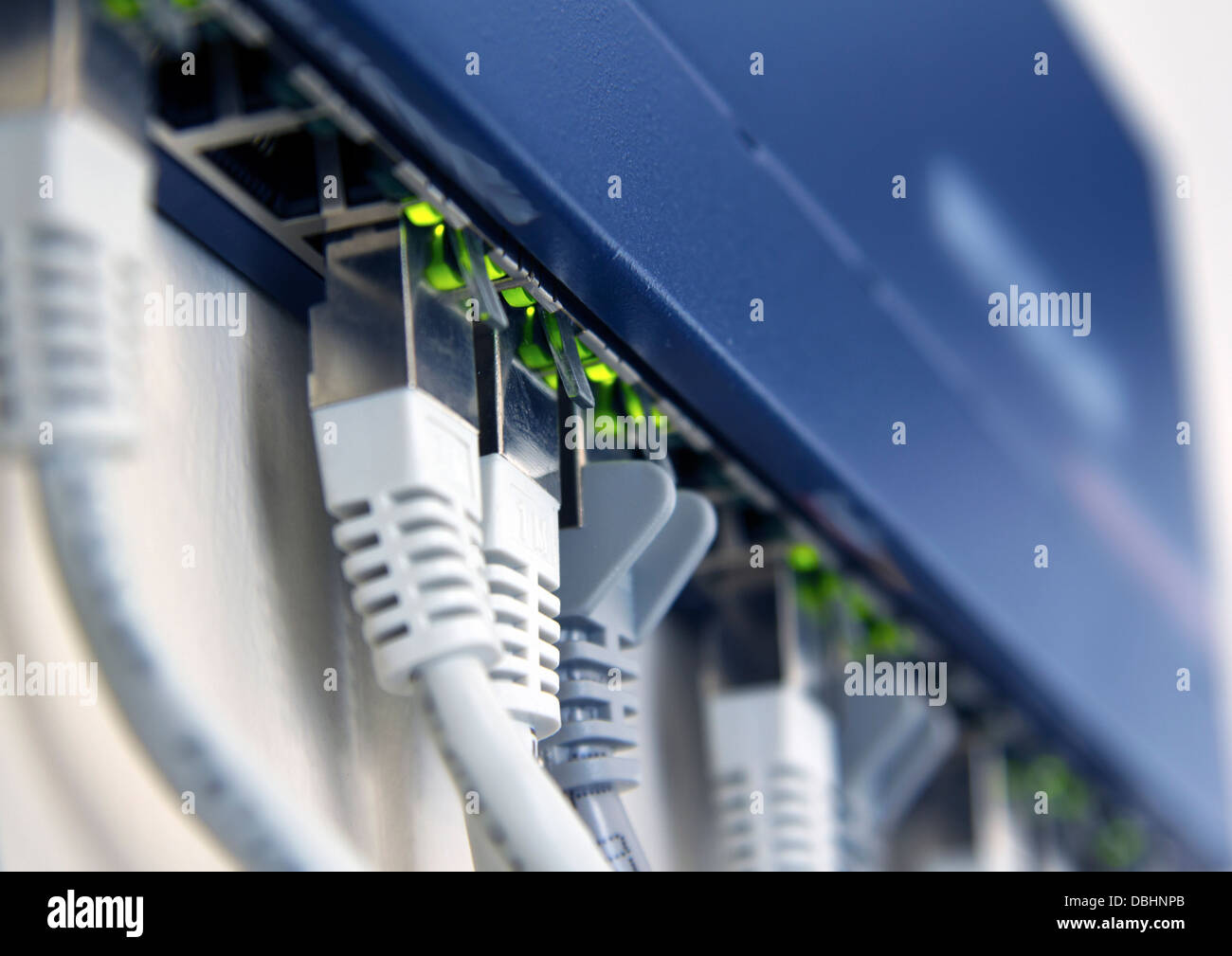 Aktive Gigabit-Netzwerk-Switch zeigt Kommunikation Lichter Stockfoto