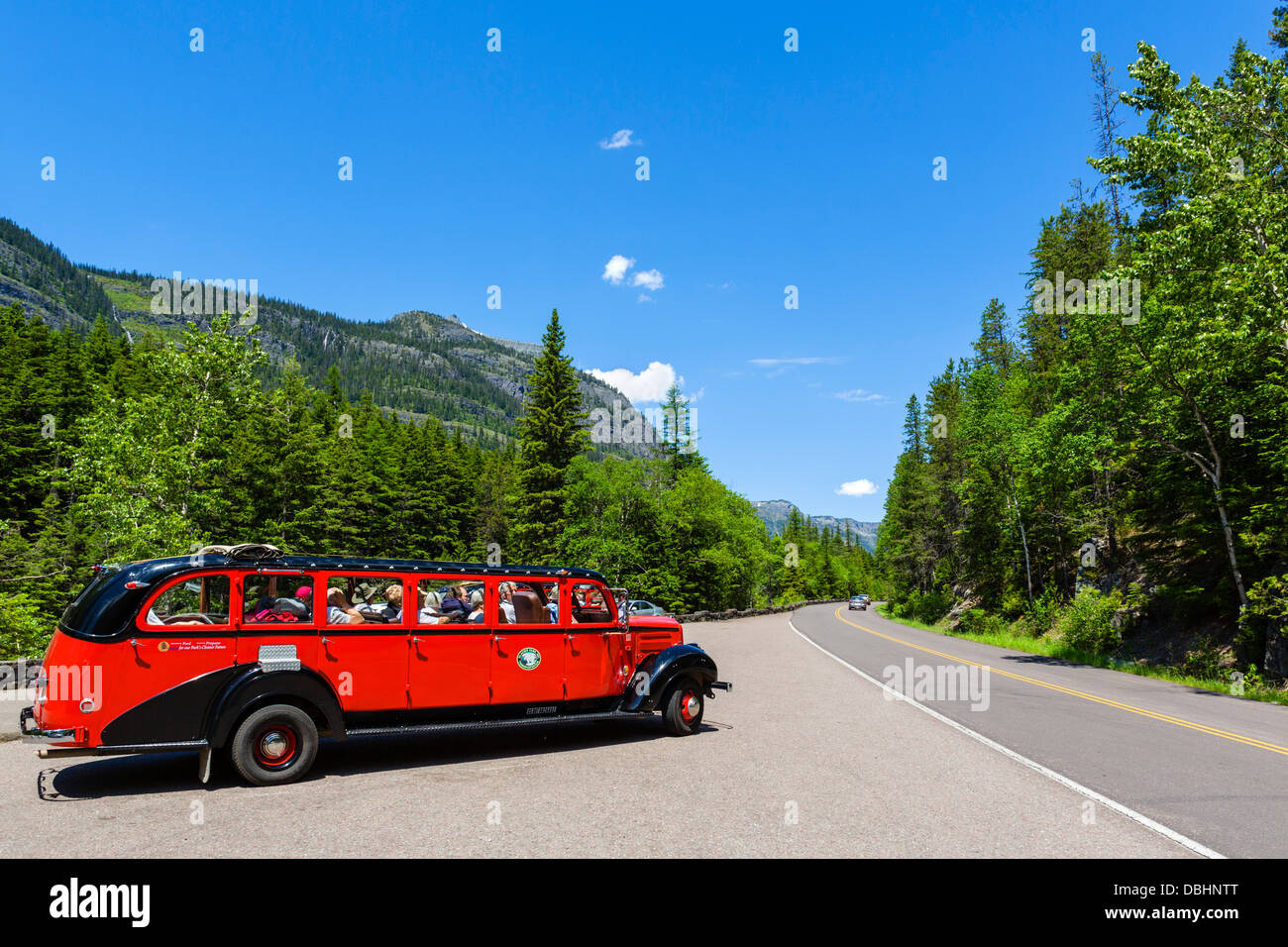 Red Bus Tour auf dem Parkplatz von McDonald stürzen, Going to the Sun Road, Glacier National Park, Montana, USA Stockfoto