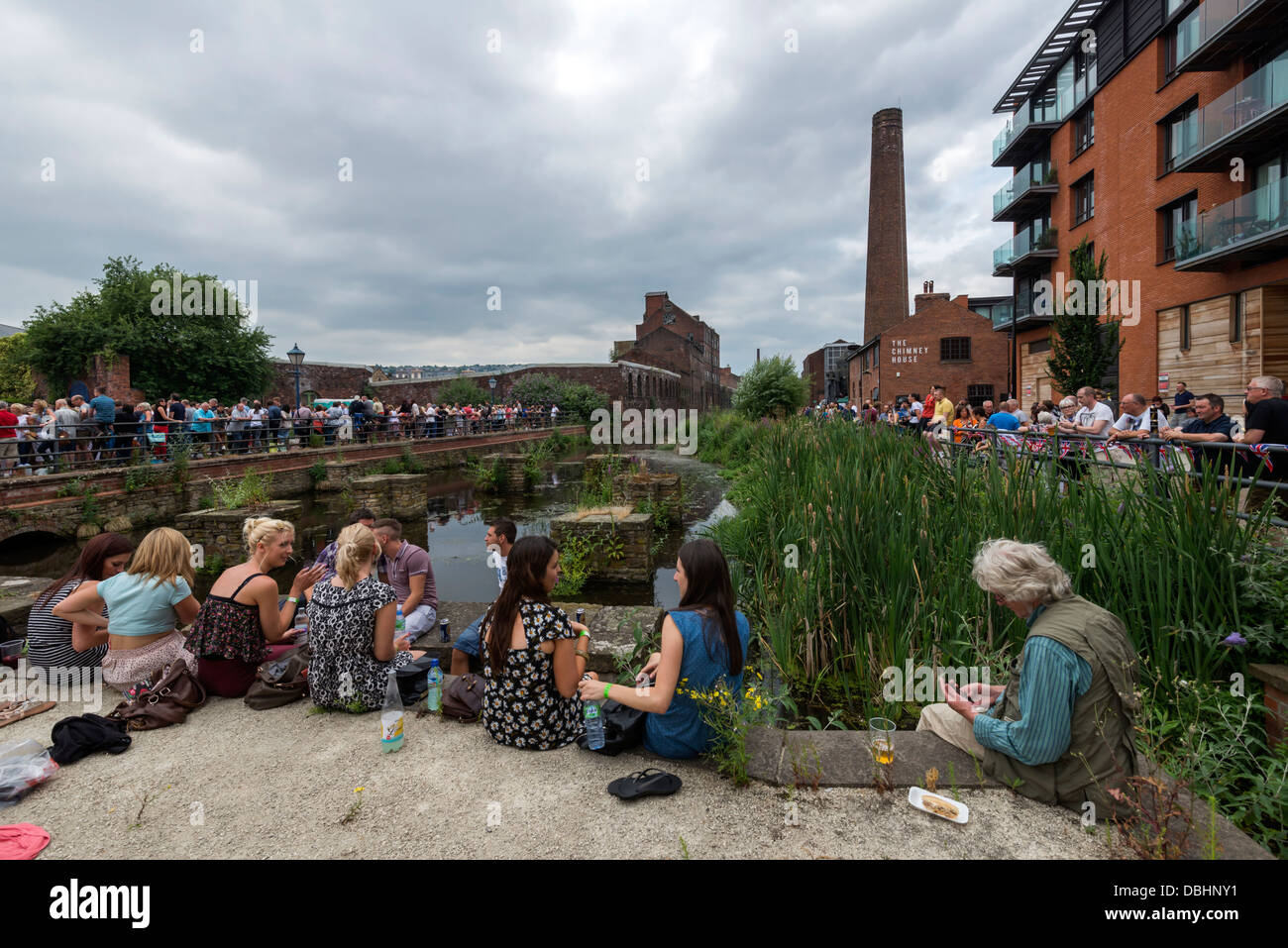 Massen von Menschen hören Bands in Kelham Island Sheffield South Yorkshire England Straßenbahnlinien Music Festival 2013 Stockfoto