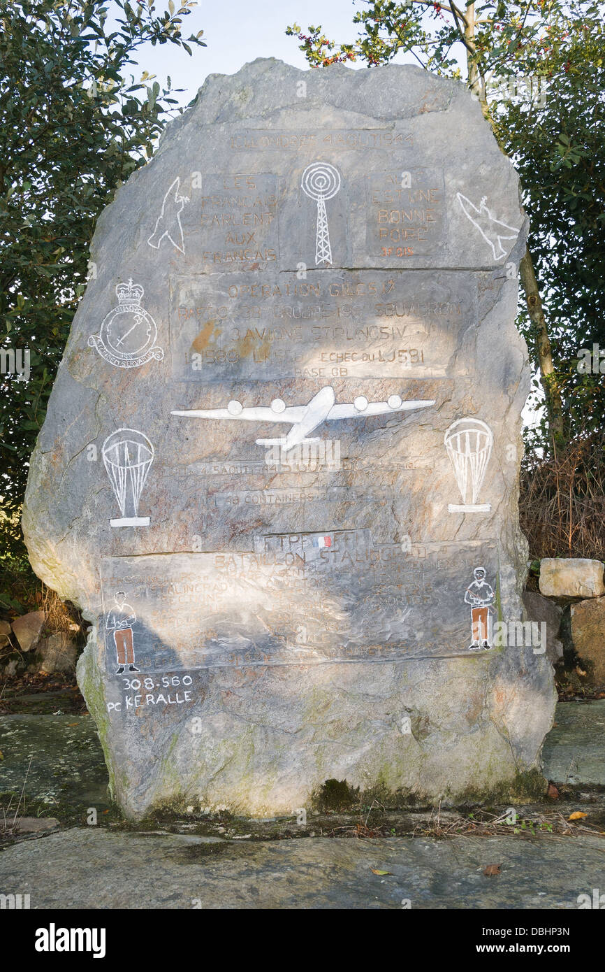 Denkmal für die RAF und der französischen Résistance in der Bretagne, Frankreich, in der Nähe von Saint Goazec.  Die Mission fand am 4. August 1944 Stockfoto