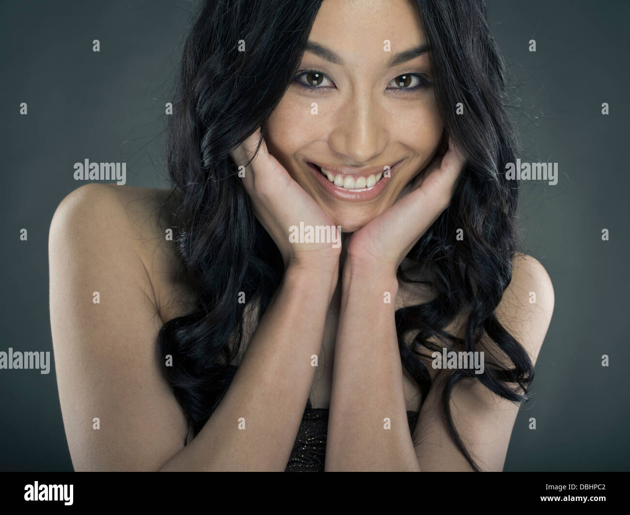 Schöne asiatische Frau in ihren Zwanzigern Stockfoto