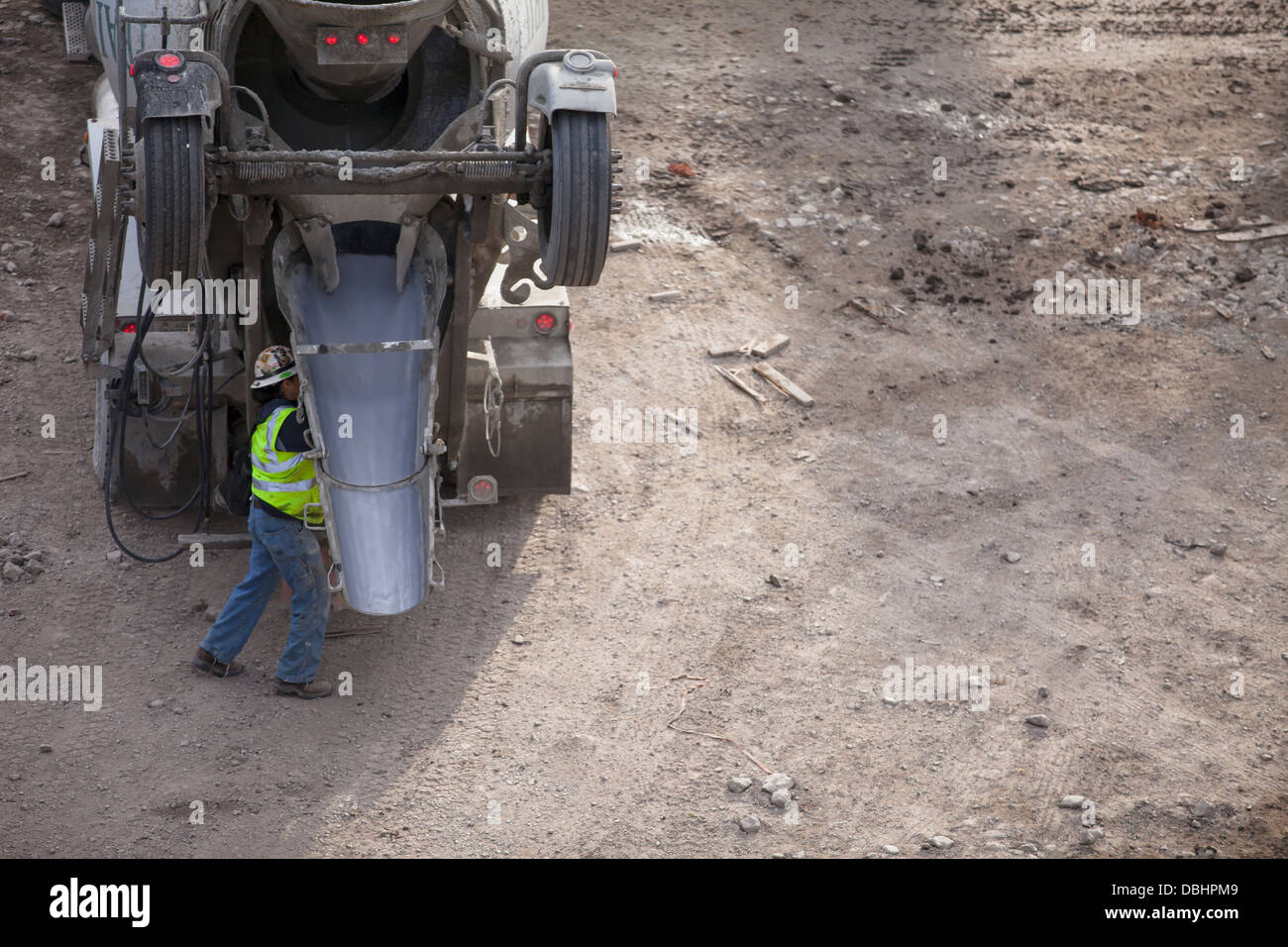 Betonmischer-LKW an einem Standort Stockfoto