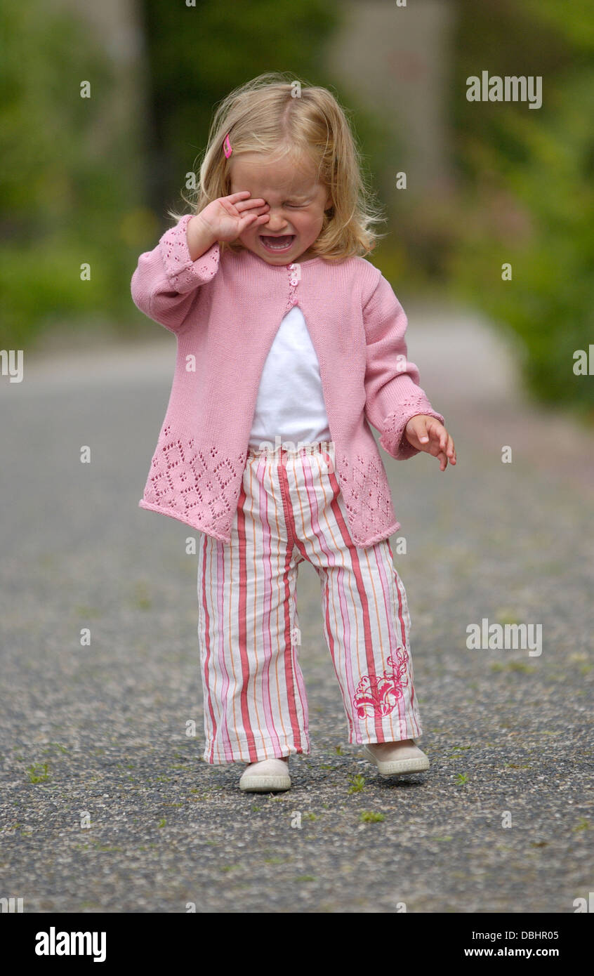 Kleine Mädchen Weinen allein auf der Straße Stockfoto