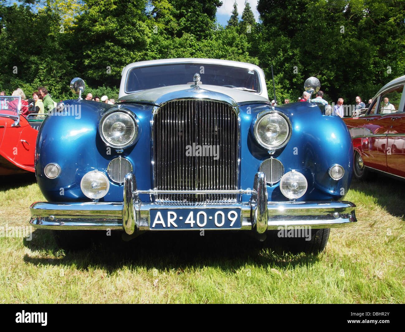 Der Jaguar Mark IX 1961 ist ein Luxusfahrzeug, das für sein schlankes Design und seinen leistungsstarken Motor bekannt ist. Dieses Oldtimer ist nach wie vor ein Sammlerstück und ein Paradebeispiel britischer Automobilhandwerkskunst der Mitte des 20. Jahrhunderts. Stockfoto