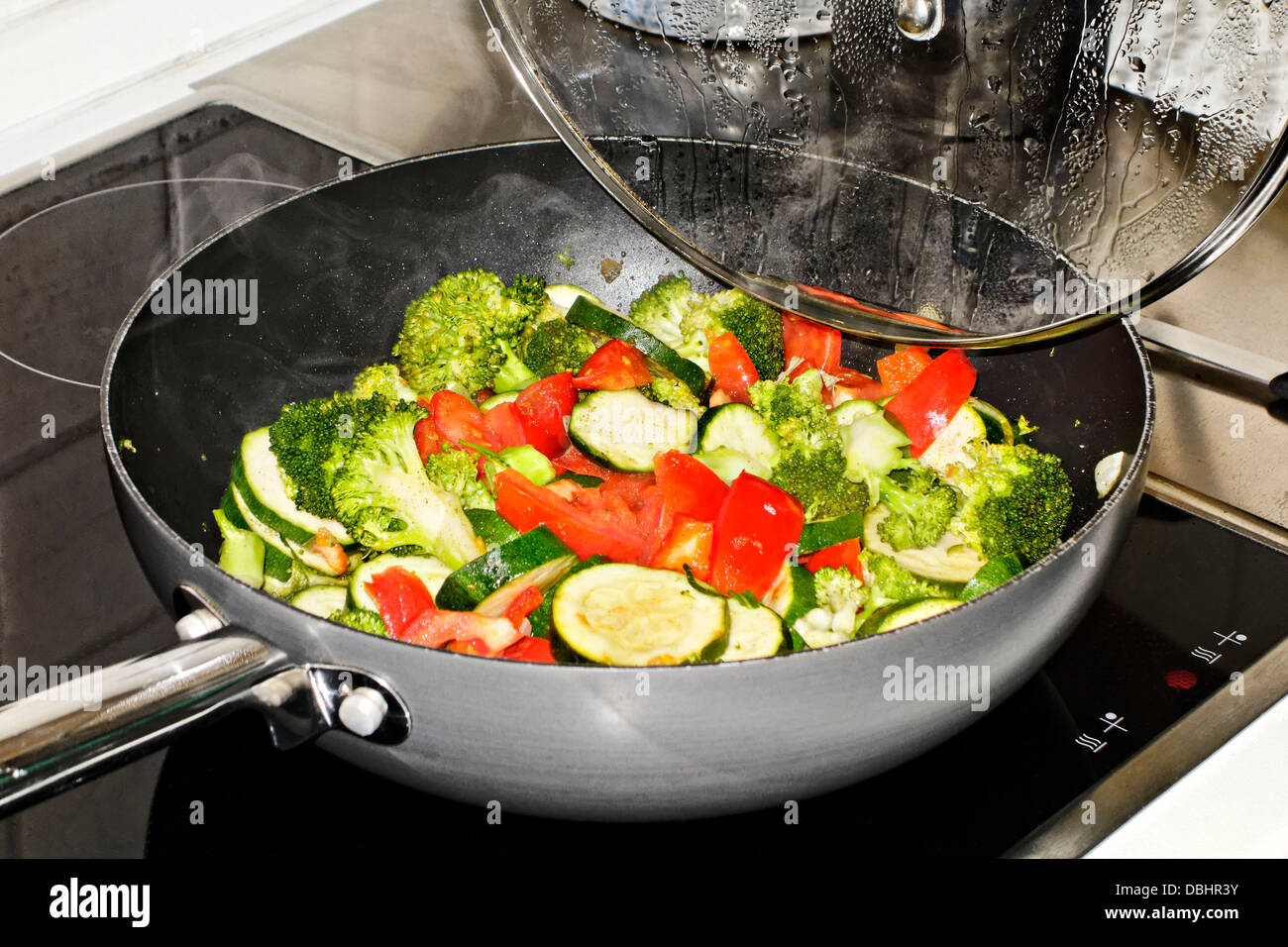 Frisch gekochtes Gemüse in der Pfanne anbraten Stockfoto