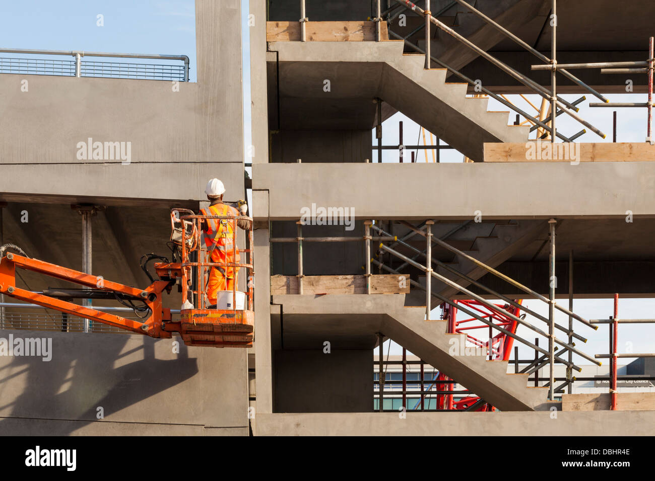 Arbeiter auf einer Baustelle im Gebäude der ein mehrstöckiges Parkhaus, Nottingham, England, Großbritannien Stockfoto