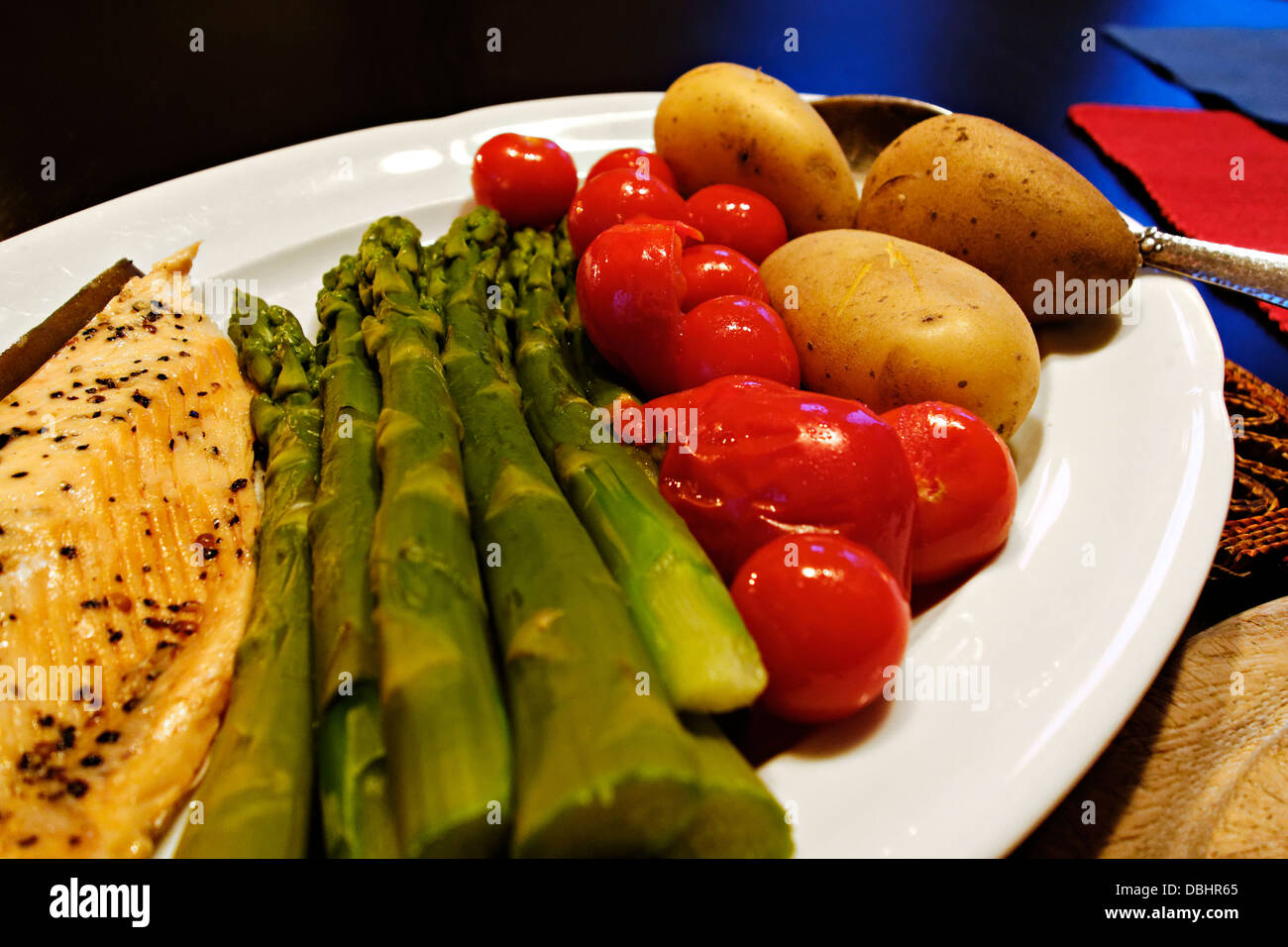 Fisch und Gemüse auf einem Teller Stockfoto