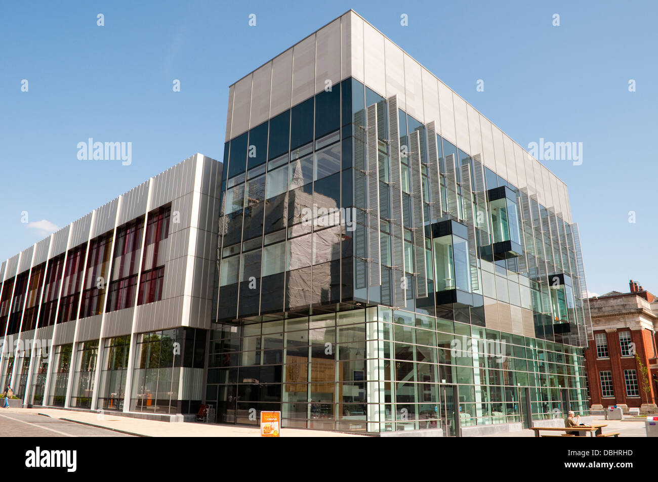 Moderner Glasbau neben Samuel Alexander Gebäude, Universität von Manchester, Manchester, UK Stockfoto