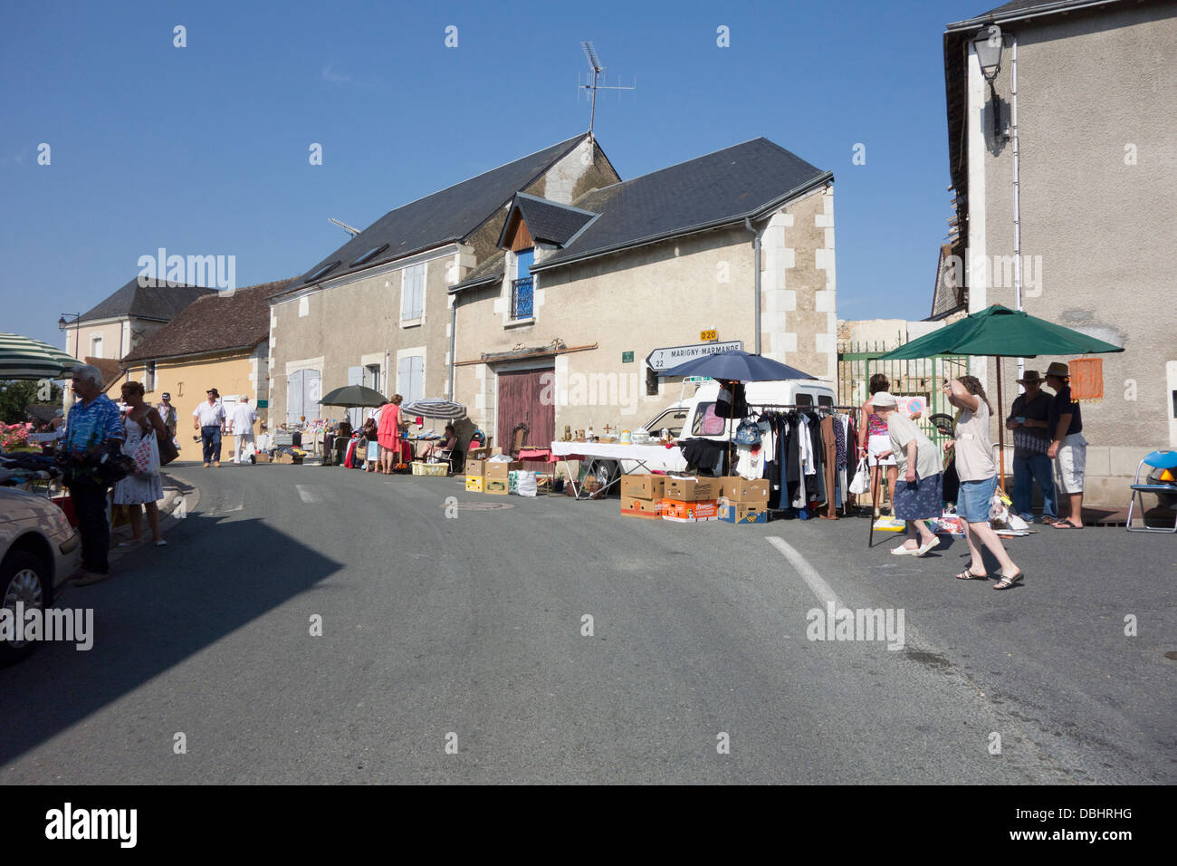 Stände auf am französischen Brocante Flohmarkt Stockfoto