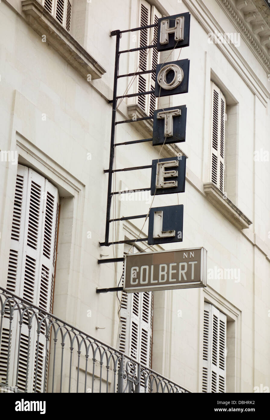 Hotel Leuchtreklame befestigt an der Wand in Tours, Frankreich Stockfoto