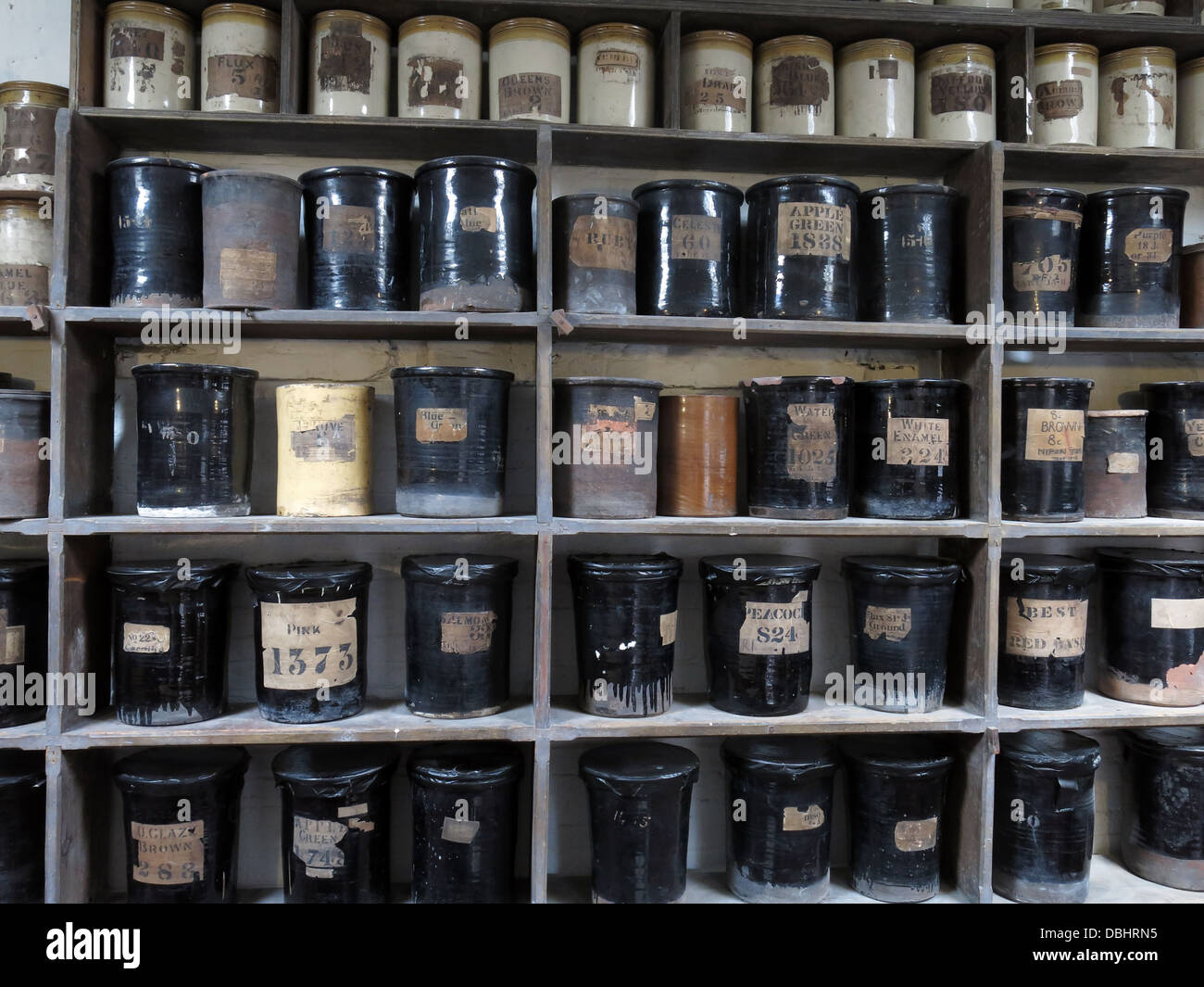 Farbe Glasur Flaschen von Longton Stoke-on-Trent Great Britain zeigt Töpfereien Erbe im Gladstone Pottery Museum Stockfoto