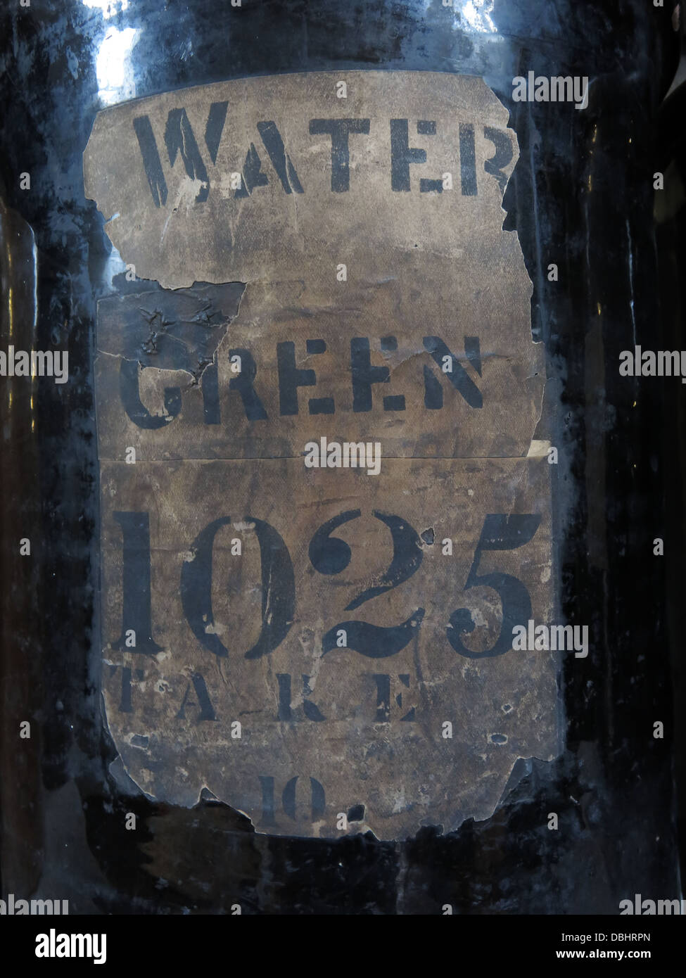 Einen Topf mit Wasser Grüne Glasur von Longton Stoke-on-Trent Great Britain zeigt Töpfereien Erbe im Gladstone Pottery Museum Stockfoto