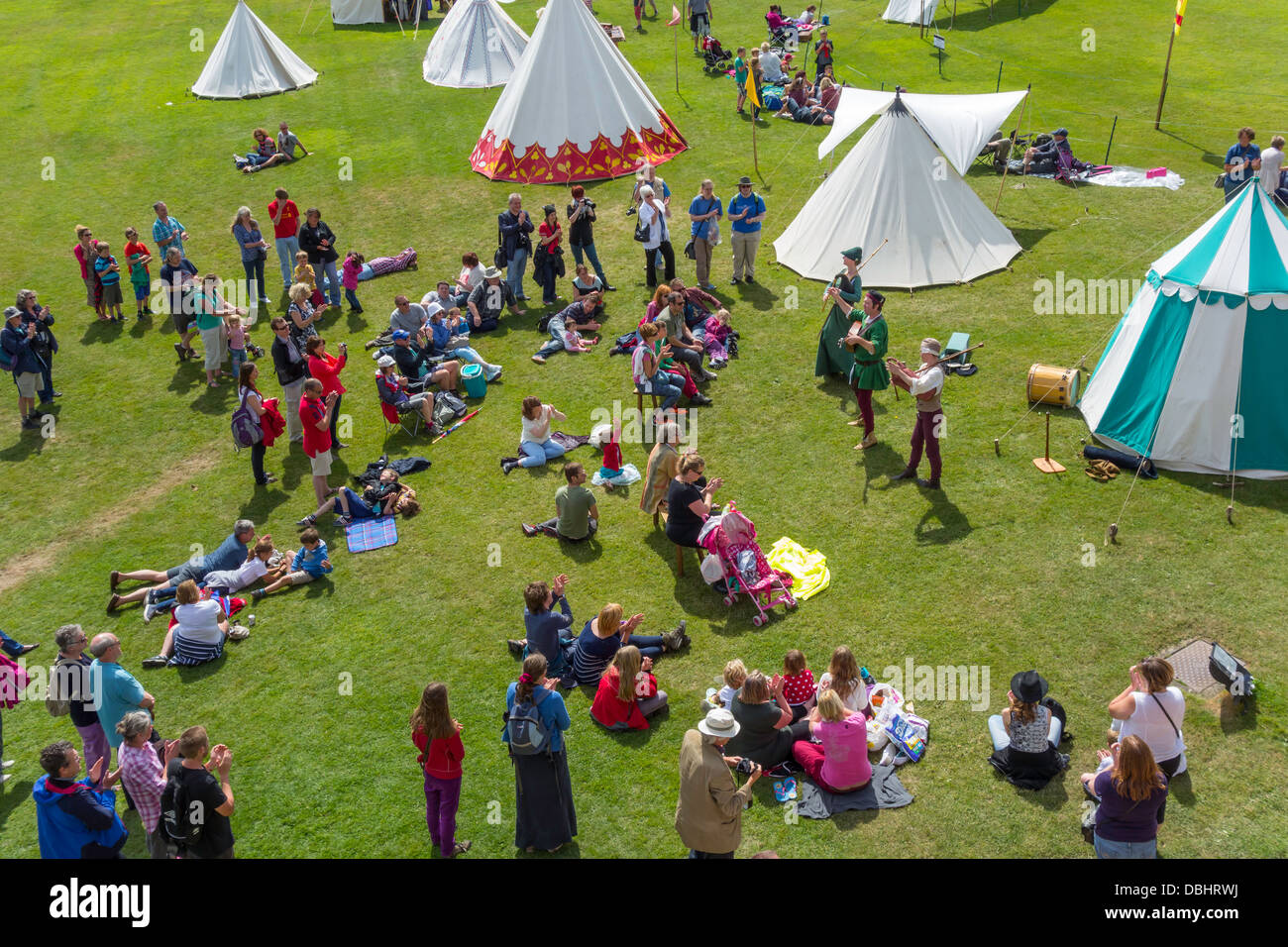 Mittelalterliches Turnier Reenactment drei Musiker spielen laute und Dudelsack Stockfoto