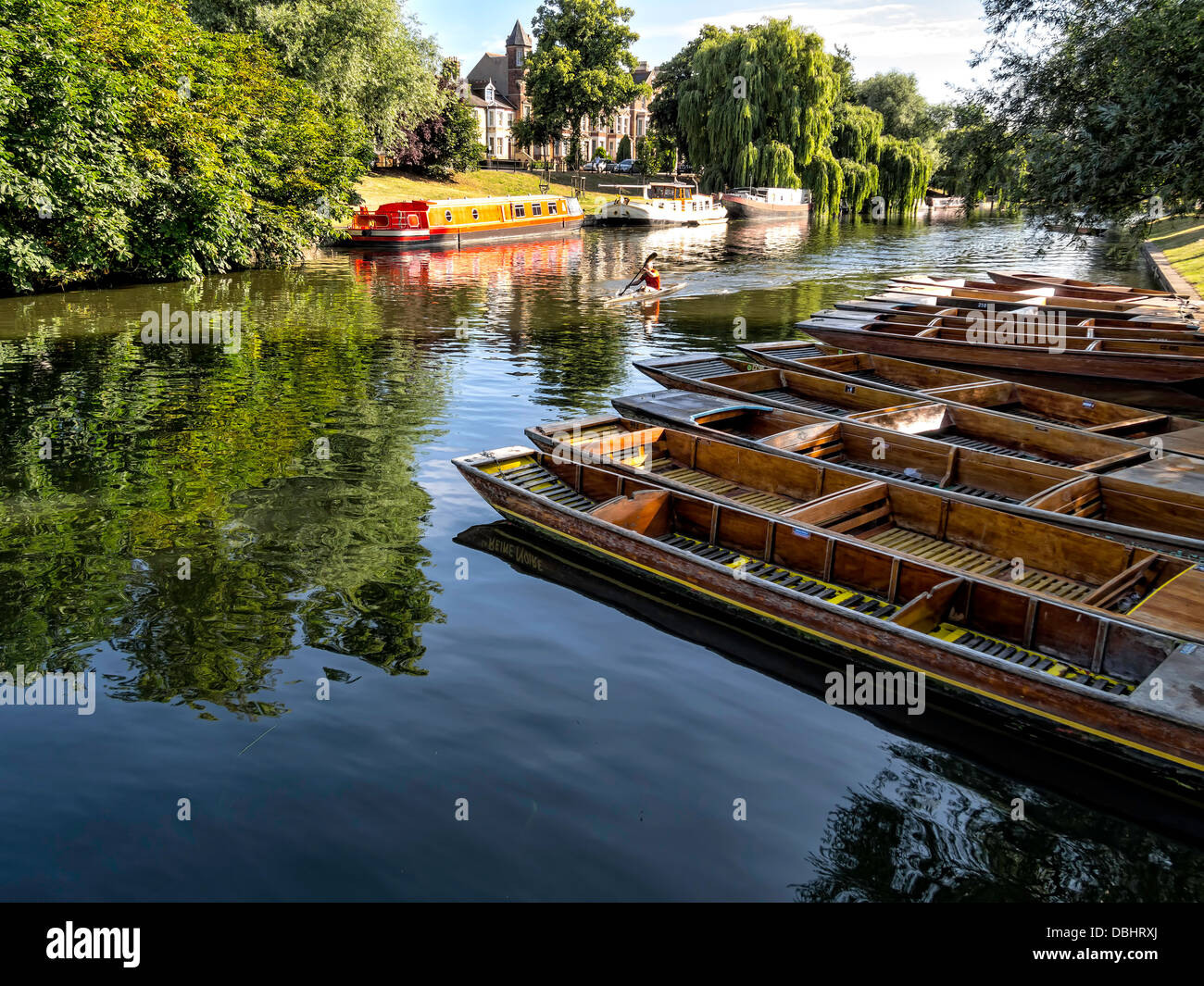 Stocherkähne aufgereiht am River in Cambridge, England Stockfoto