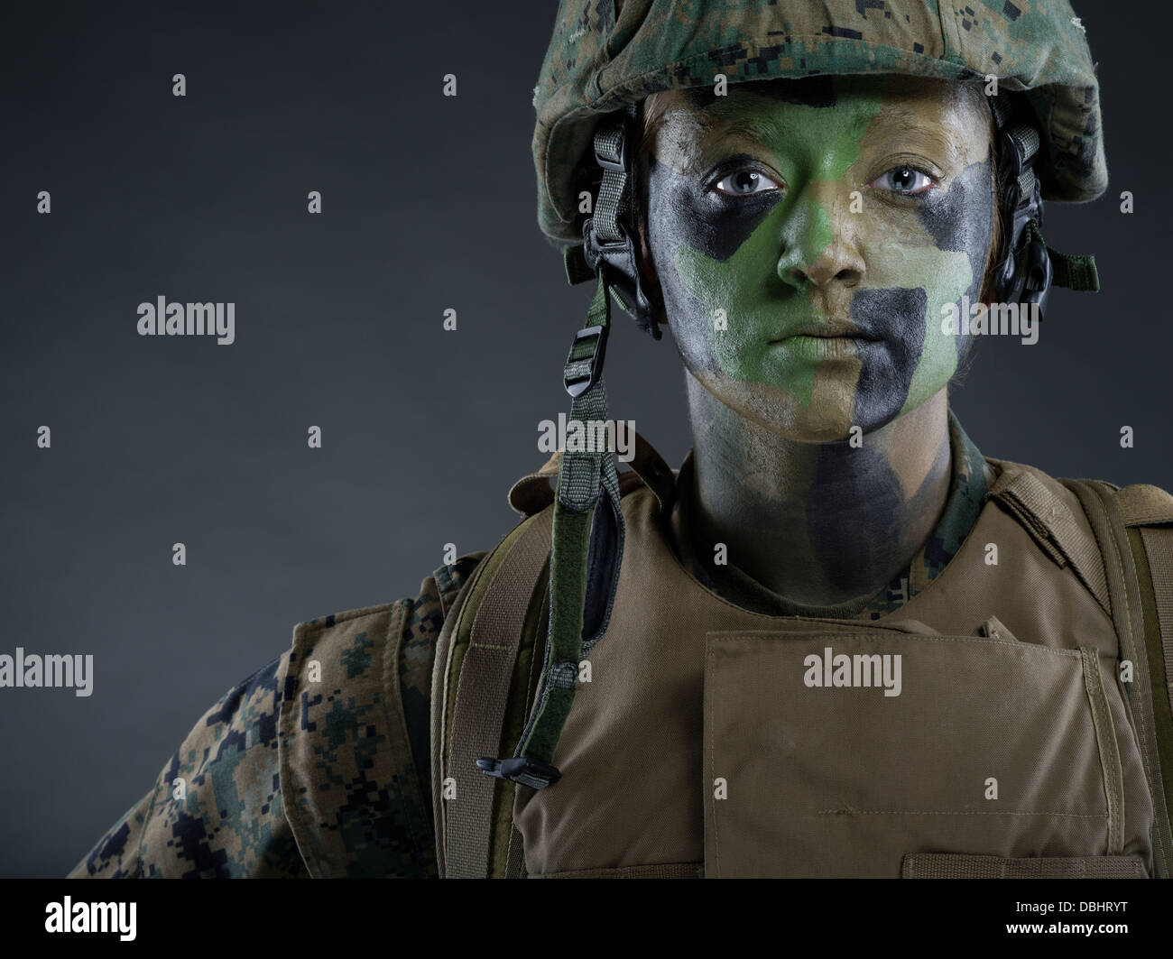 Porträt des United States Marine Corps Soldatin im Dienstprogramm uniform MARPAT pixelig Tarnung mit Camo Bemalung Stockfoto
