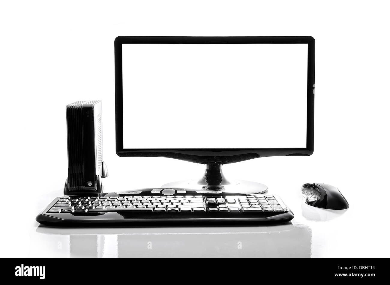 Desktop-Computer und Tastatur und Maus auf weiß Stockfoto
