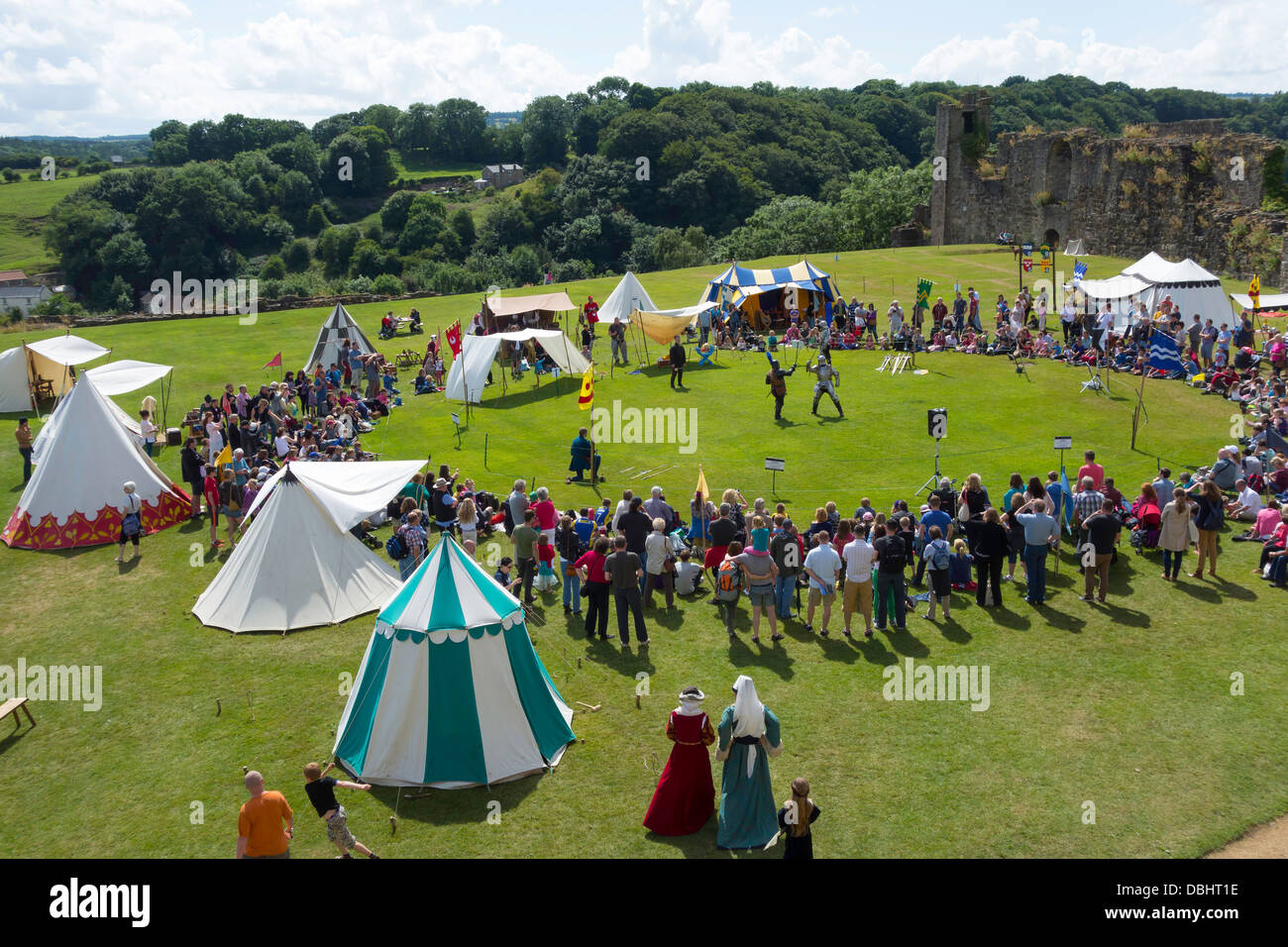 Publikum beobachten zwei Ritter in Rüstungen in einer historischen mittelalterlichen Turnier Reenactment demonstrierende Schwertkampf zu Fuß Stockfoto