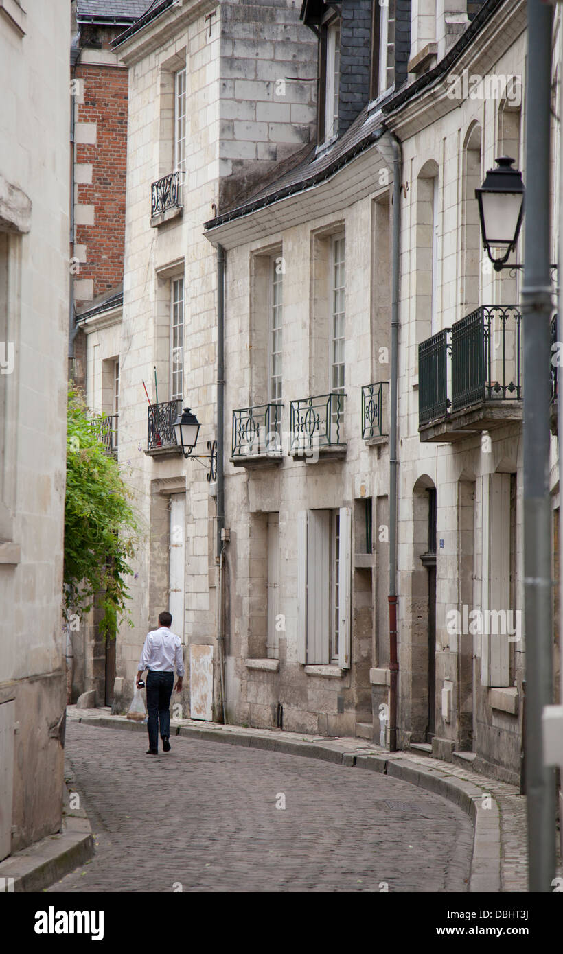 Einsamer Mann zu Fuß auf einer gepflasterten Straße in der Altstadt von Tours, Zentral Frankreich Stockfoto