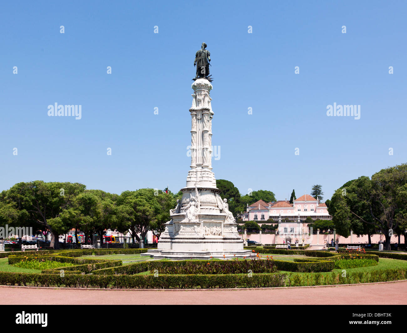 Denkmal auf dem Platz Alfonso de Albuquerque in der Pfarrei Santa Maria de Belém, Lissabon, Belém Palast im Hintergrund Stockfoto