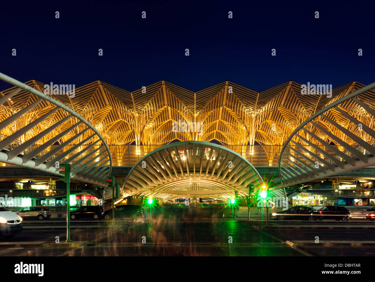 Lange Exposition Schuss von Bahnhof Oriente in Lissabon, gebaut von Santiago Calatrava für die EXPO 1998, in der Nacht Stockfoto