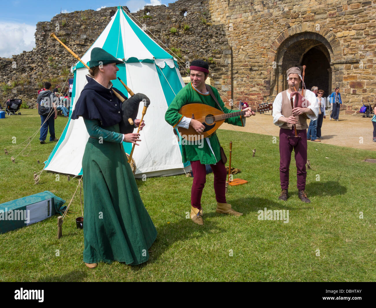 Mittelalterliches Turnier Reenactment drei Musiker spielen laute und Dudelsack Stockfoto
