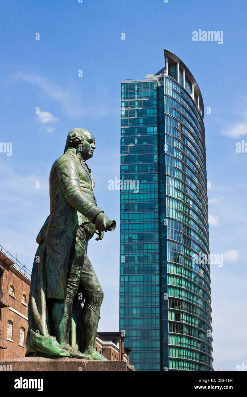 Robert Milligan Statue Look out über West India Dock mit dem Marriott Hotel hinter Docklands London Stockfoto