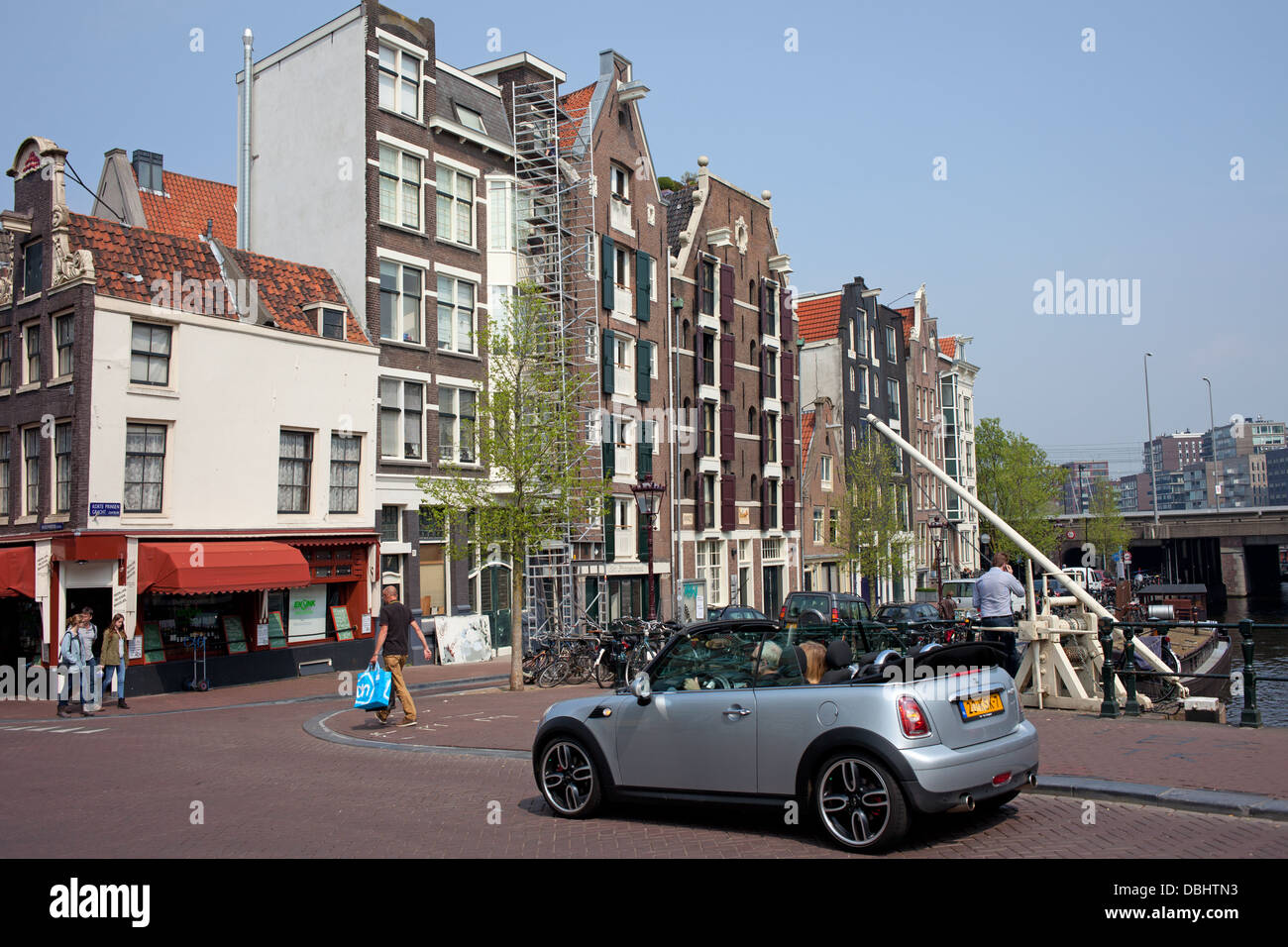 Straße und historische Wohnhäuser in Amsterdam, Holland, Niederlande. Stockfoto