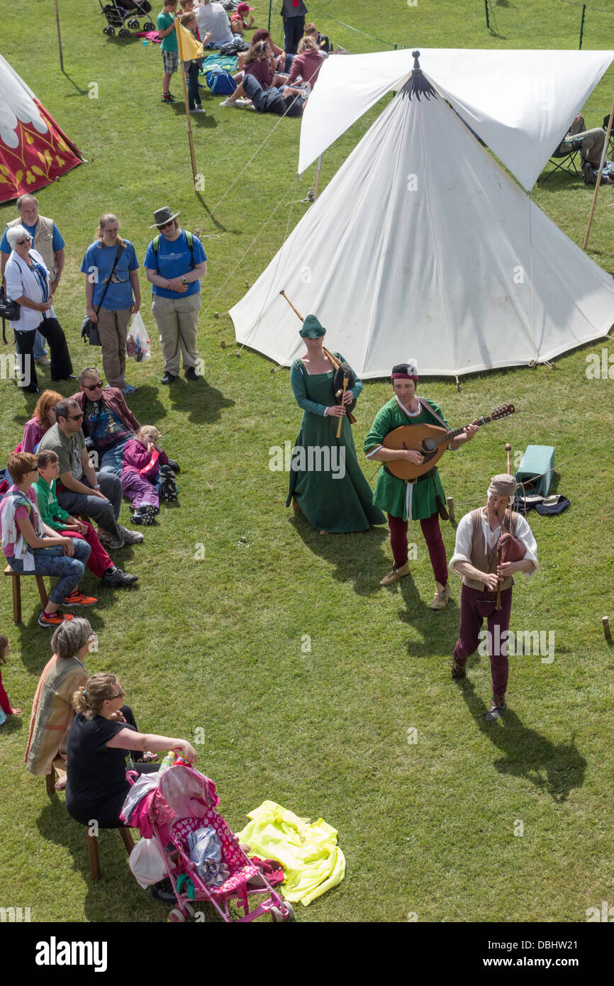 Mittelalterliches Turnier Reenactment drei Musiker spielen laute und Dudelsack Stockfoto