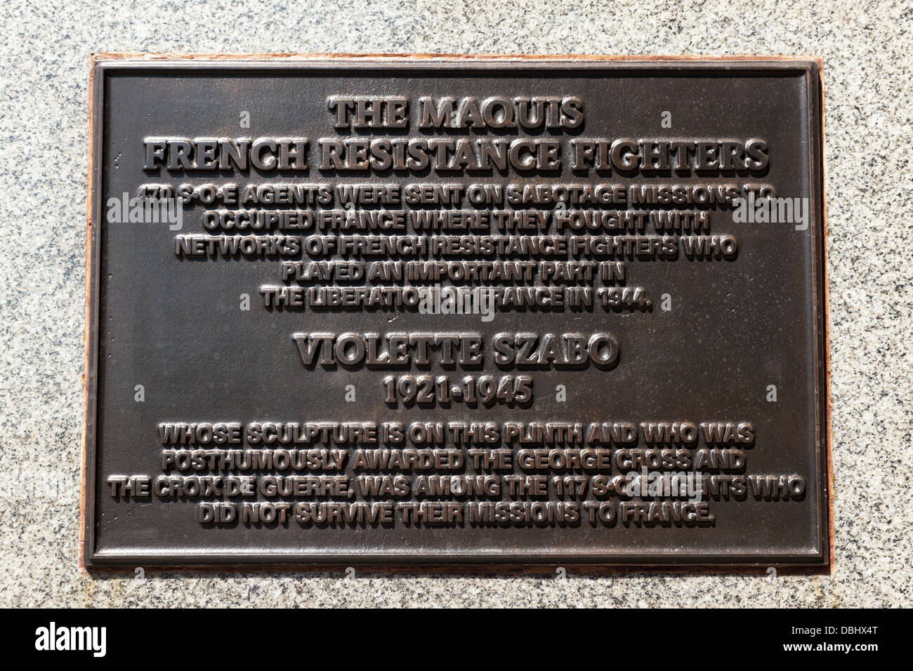 Gedenktafel an der Statue von Violette Szabo, zum Gedenken an dem Maquis Französisch Widerstand Kämpfer von WWII und ihre Rolle darin. Stockfoto