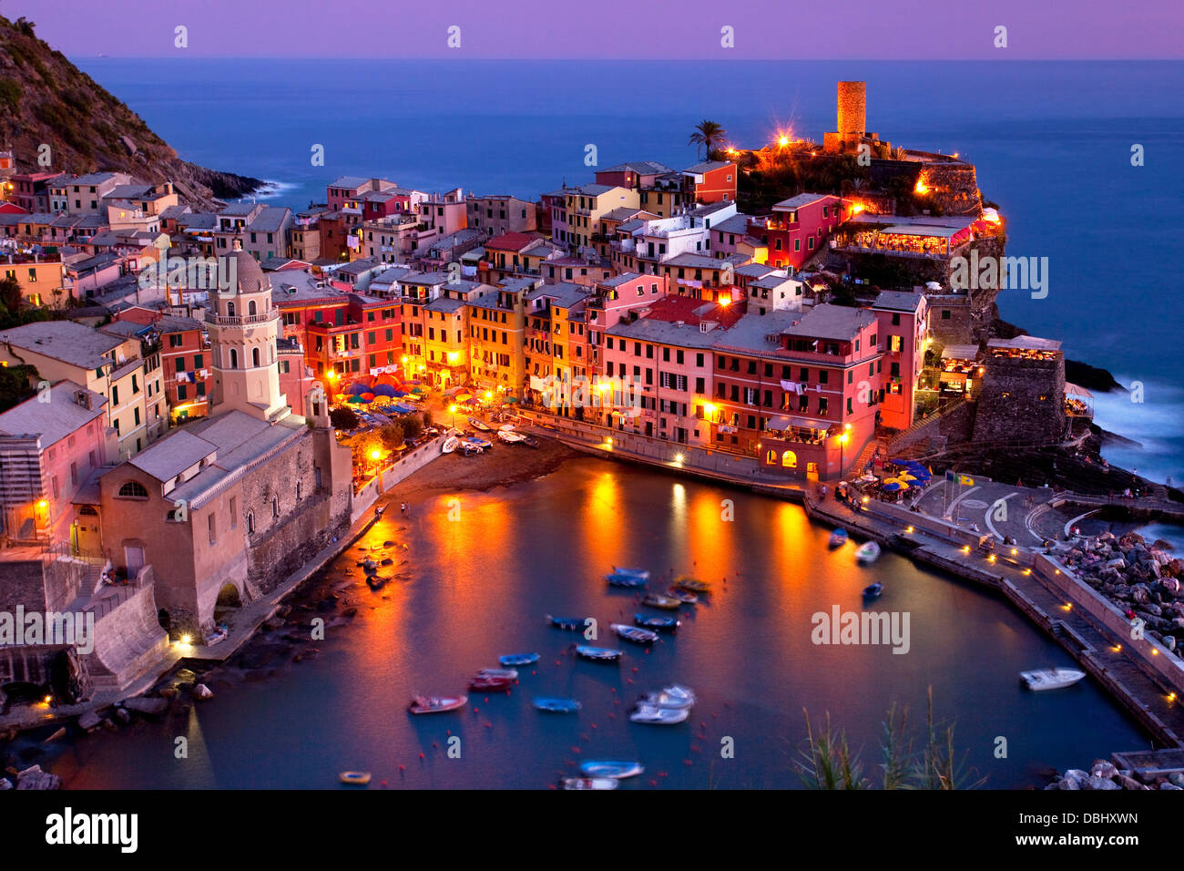 Sonnenuntergang über der schönen Stadt von Vernazza, Teil der Cinque Terre, Ligurien Italien Stockfoto