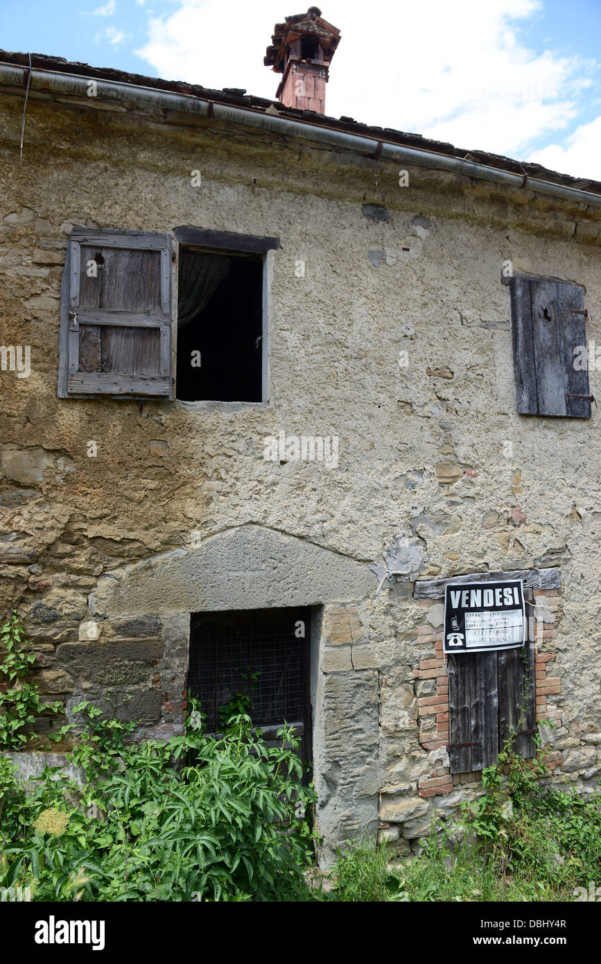Verfallenes Steinhaus zu verkaufen Manno in Reggio Emilia Hügeln in der italienischen Region Emilia-Romagna Stockfoto