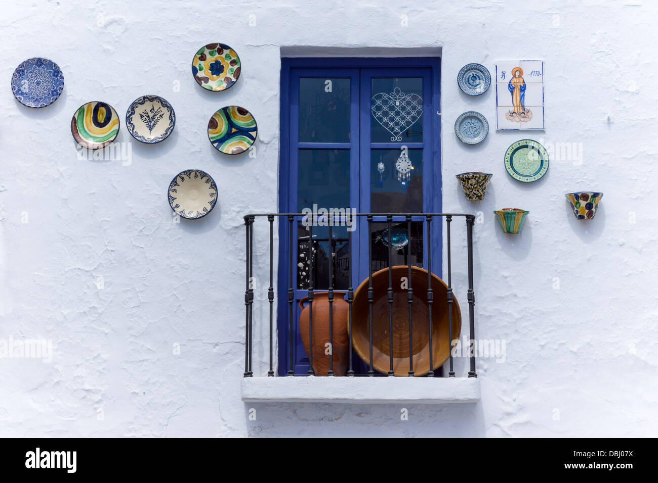 Eines der vielen dekorativen Fenster in der kleinen spanischen weiß getünchten Dorf Frigiliana. Stockfoto