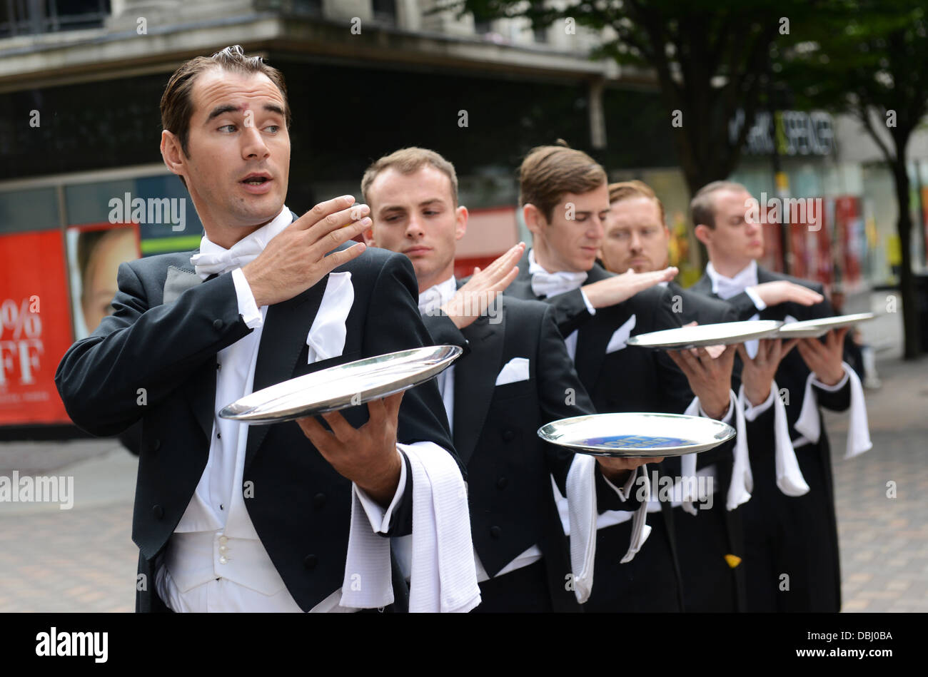 Butlers auf Parade, die Förderung von Euro Millions Lotterie, die durch männliche models Stockfoto