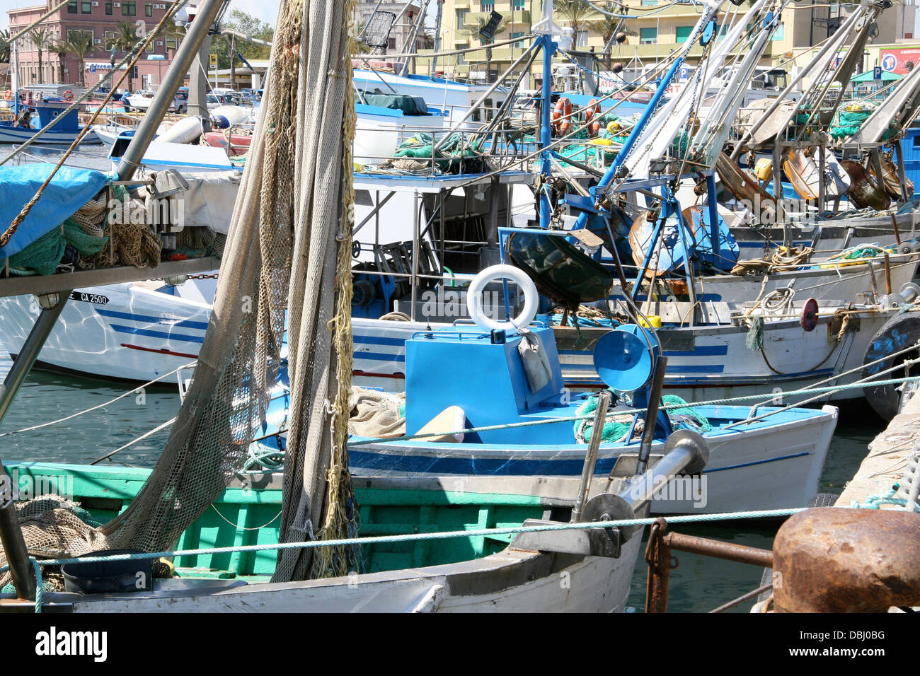 Angelboote/Fischerboote im Hafen von Cagliari, Hauptstadt Stadt von Sardinien, Italien Stockfoto