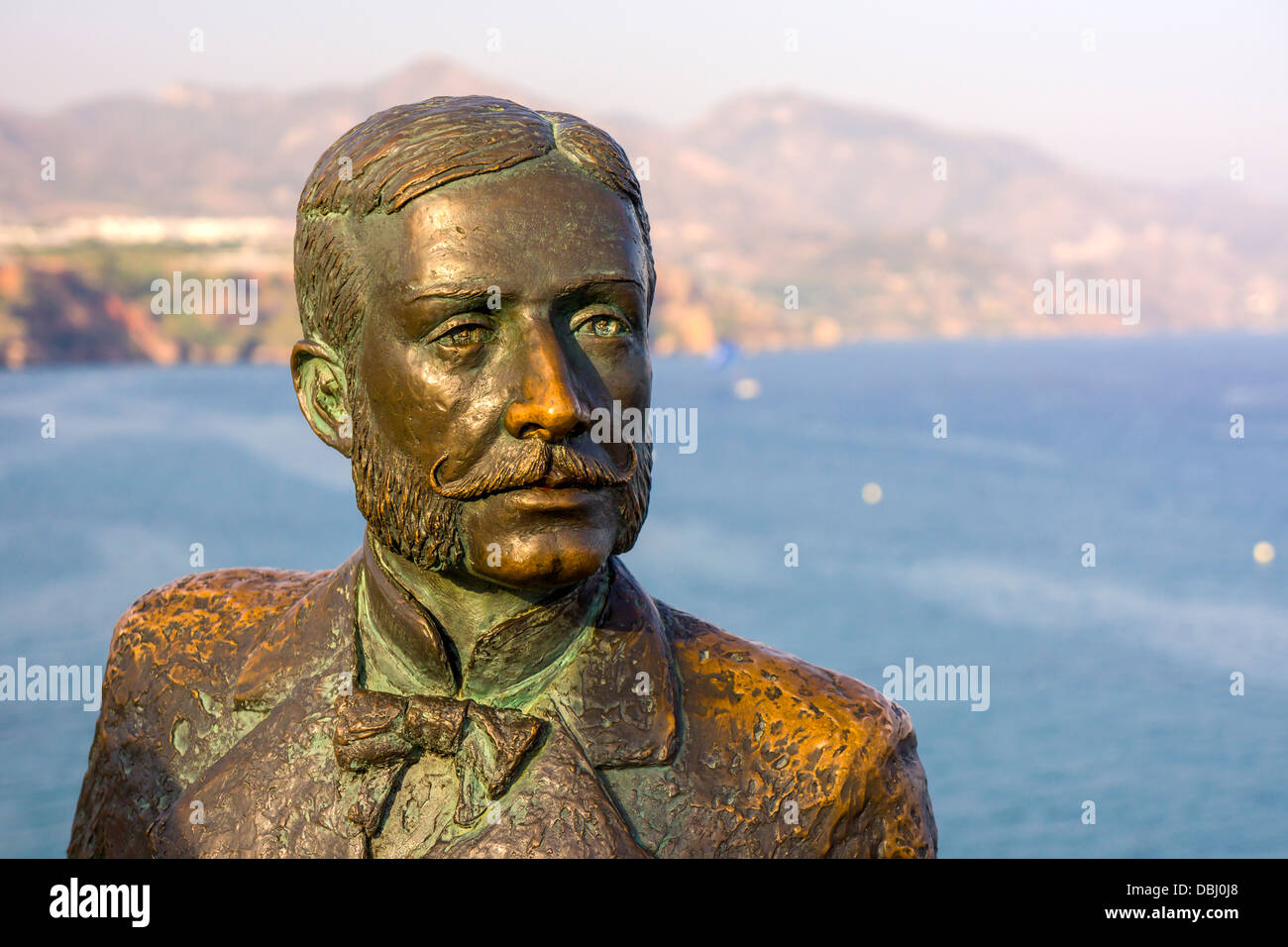 Eine Statue von El Rey Alfonso XII von Spanien an der Promenade in Nerja in Südspanien. Stockfoto