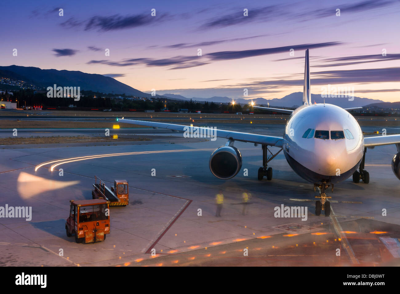 Eine Billigfluglinie bereitet seine Flugzeuge für Take off vom Flughafen Malaga in Südspanien. Stockfoto