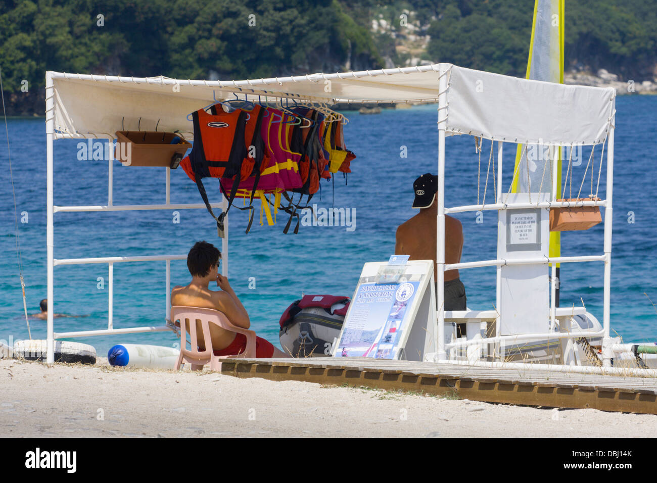 Wind-Surf-Instruktoren unter Schatten am Strand Avlaki Corfu Stockfoto