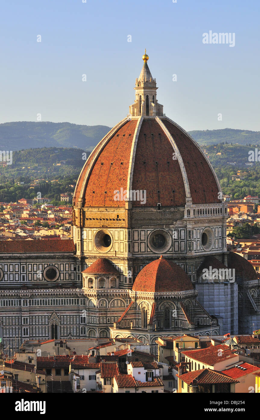 Blick von der Dachterrasse auf Florenz und die Kathedrale der Basilica di Santa Maria del Fiore, Italien Stockfoto